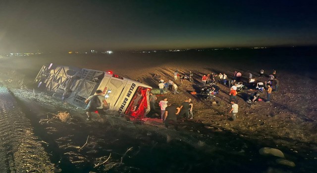 Şanlıurfada yolcu otobüsü şarampole devrildi: 25 yaralı