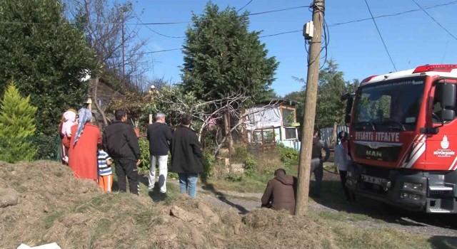 Sarıyerde tek katlı gecekondunun çatısı alev alev yandı
