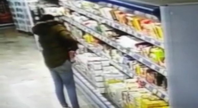 Şarküteri ürünlerini pantolonuna ve montuna sokarak çaldı