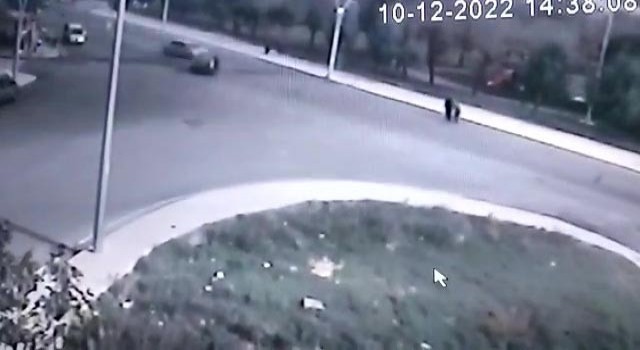 Savrulan aracın altında kalmaktan son anda kurtuldular, o anlar kamerada