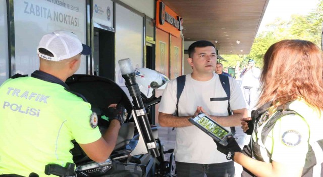 Scooterda biri çocuk 4 kişiyle ölüme meydan okuyan yolculuk