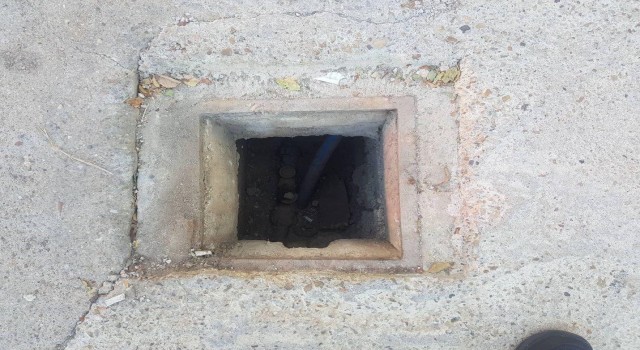 Şebeke kapağını çaldılar