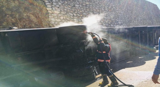 Sebze yüklü tır takla attı, araçta sıkışan 2 kişiyi ekipleri kurtardı
