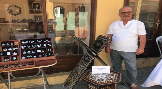 Sedef Kakma sanatını sergilemek için yüzlerce kilometre yol geldi