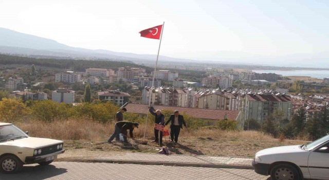 Şehit kabirlerinin başına Türk bayrağı dikti, Bartındaki maden şehitlerini de unutmadı