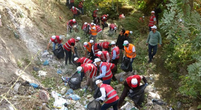 Şemdinlide gönüllüler bir olup ilçeyi çöpten arındırdı
