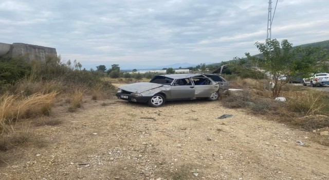 Serikte kaza: Anı istikamete giden iki otomobil çarpıştı, 3 kişi yaralandı