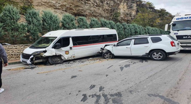 Servis aracı ile cip çarpıştı: 4 yaralı