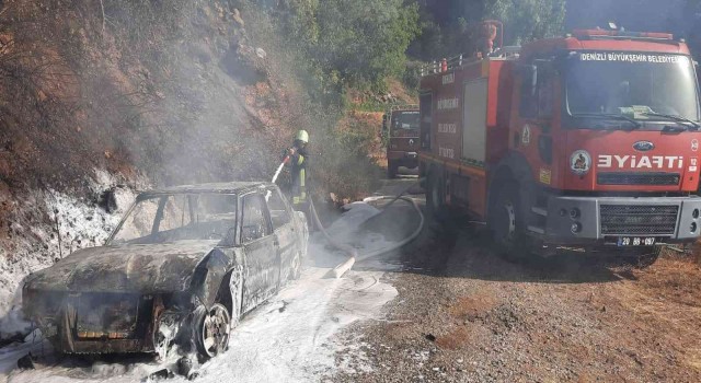 Servis aracıyla çarpışan taksi çıkan yangında metal yığınına döndü