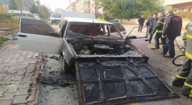 Seyir halindeki otomobil alev alev yandı