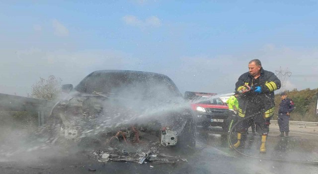 Seyir halindeki otomobil motor kısmından yandı