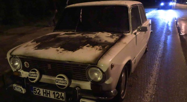 Seyir halindeki otomobil yanarak kullanılamaz hale geldi