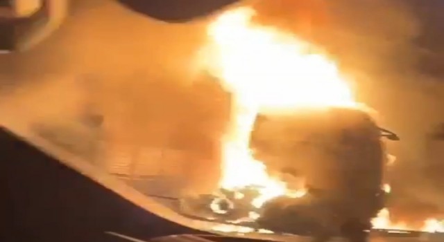 Seyir halindeyken yangın çıkan tır bariyerlere çarptı