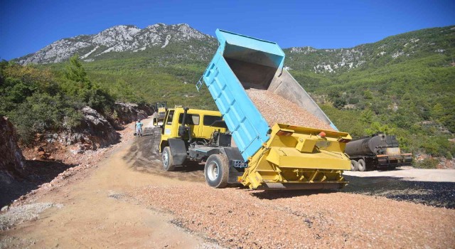 Şıhlar Mahallesinde 5 kilometre yol asfaltlandı