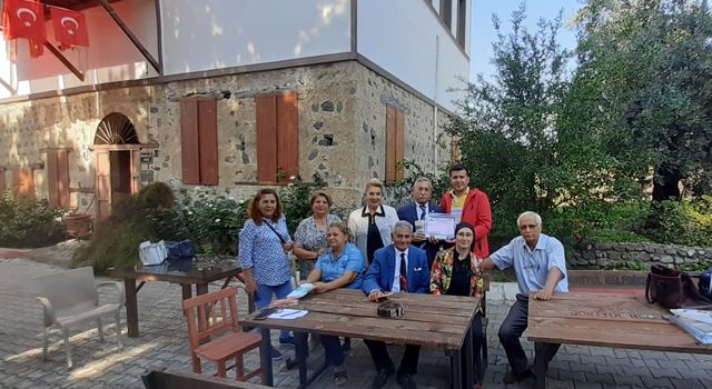 Şiir Yarışmasının ödülleri Hatay'da sahiplerine ulaştırılıyor