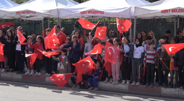 Siirtte bayrama çocukların bayrak sevgisi damga vurdu