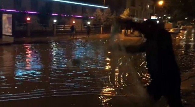 Siirtte ilginç görüntü: Sağanak sonrası göle dönen caddeye ağ attı