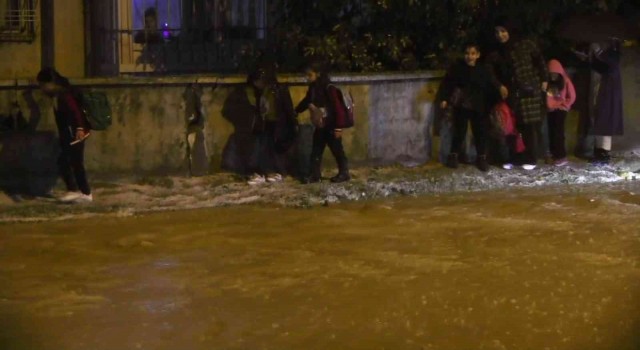 Siirtte sağanak yağış sonrası caddeler dereye döndü, vatandaşlar zor anlar yaşadı