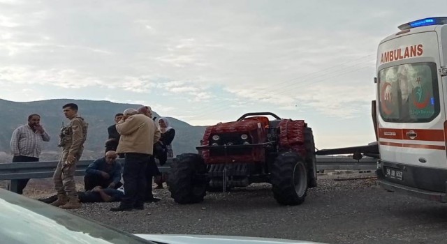Siirtte traktör devrildi: 1i ağır 2 yaralı