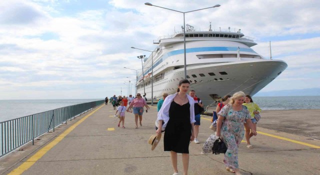Sinopa uzun aradan sonra başlatılan kruvaziyer turizmi esnafa can suyu oluyor