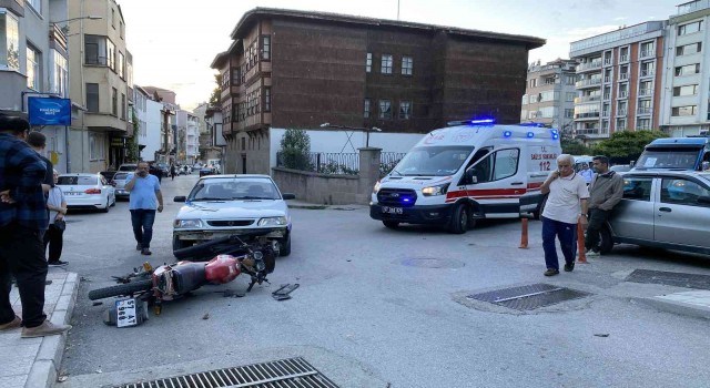 Sinopta otomobille çarpışan motosiklet sürücüsü yaralandı
