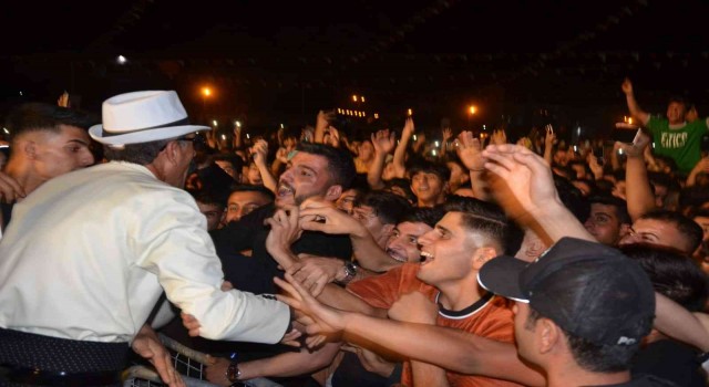 Şırnakta binlerce kişinin katıldığı festivalde Tıvorlu İsmail, 1.5 metrelik sahneden atladı