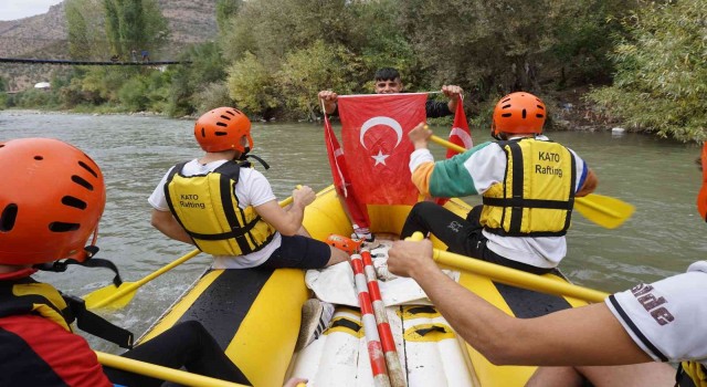 Şırnakta Cumhuriyet Bayramı rafting ile kutlandı