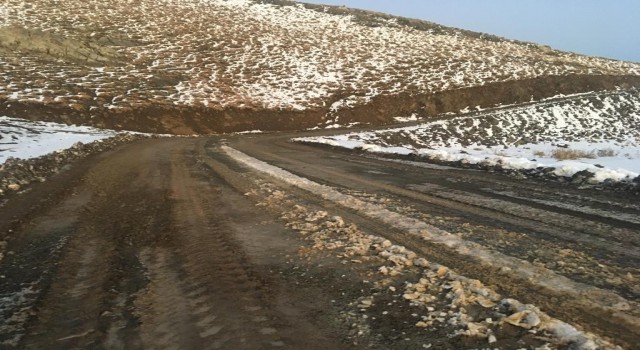 Şırnakta mevsimin ilk karla mücadelesi başladı