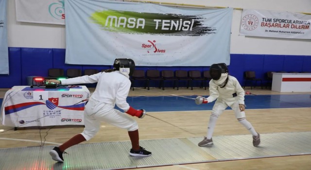 Sivas, Eskrim Bölgesel Kılıç Açık turnuvasına ev sahipliği yaptı