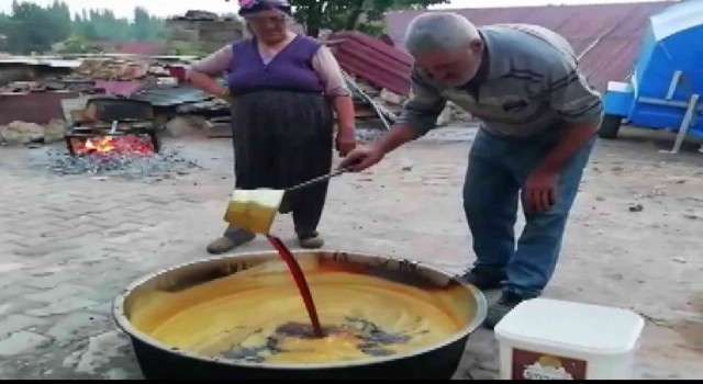 Sivasın üzümleri geleneksel yöntemlerle pekmeze dönüştürülüyor