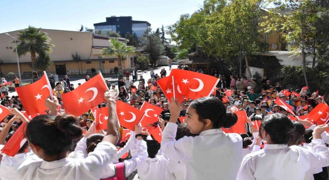 Siverekte öğrenciler 29 Ekimi coşkuyla kutladı