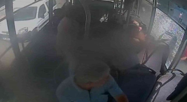 Şizofren hastası halk otobüsüne çapayla saldırı