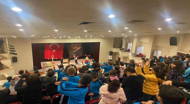 Söğütte Cumhuriyet konulu tiyatro düzenlendi