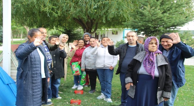 Sokak hayvanlarına önce mama bıraktılar sonra sevdiler