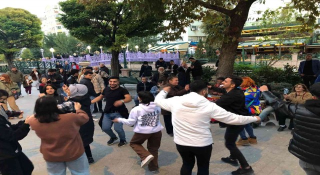 Sokak müzisyenleri çaldı, vatandaşlar oynadı