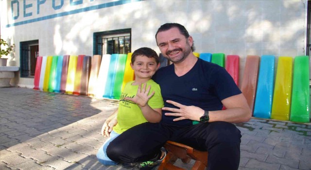 Sokaktaki rengarenk buz kalıplarını görenler şaşkınlığını gizleyemedi