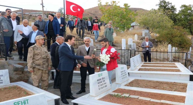 Solhanda PKK saldırısında şehit olan 19 vatandaş kabirleri başında anıldı