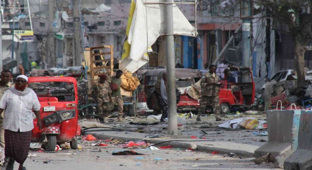 Somalide Eğitim Bakanlığına düzenlenen bombalı saldırının bilançosu netleşiyor: 100 ölü, 300 yaralı