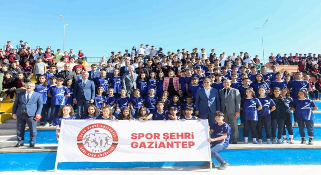 ‘Spor Şehrinin okullarına spor malzemesi desteği