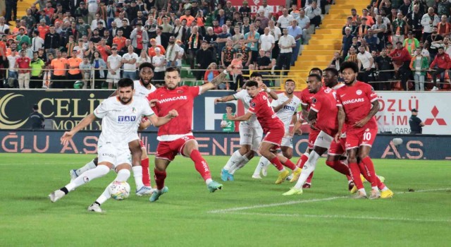 Spor Toto Süper Lig: Corendon Alanyaspor: 1 - FTA Antalyaspor: 0 (İlk yarı)