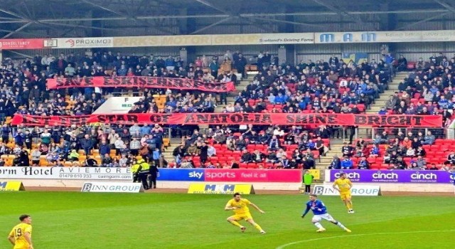 St. Johnstone taraftarlarının açtığı Eskişehirspor pankartı İskoçya Ligine damga vurdu