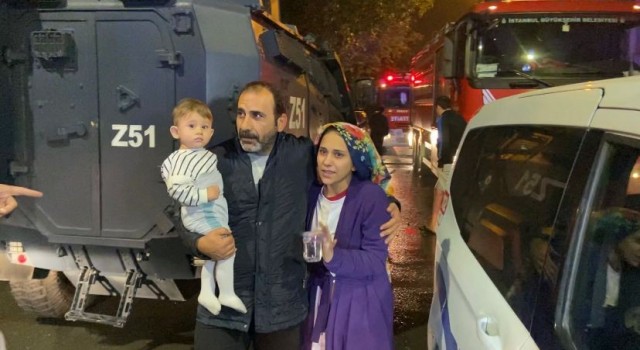 Sultangazide 12 katlı binada korkutan yangın: Dumandan etiklenen onlarca vatadandaşı itfaiye ekipleri kurtardı