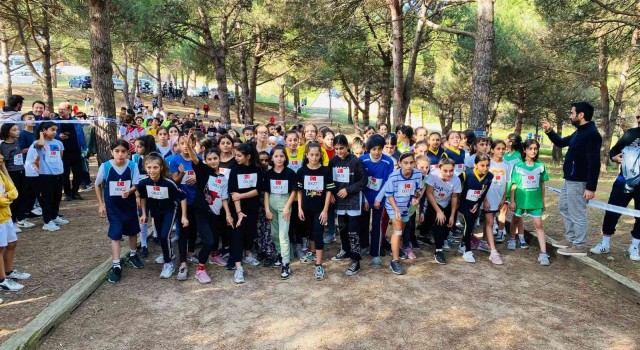 Sultangazide Cumhuriyet Bayramı Kros Koşusu yapıldı
