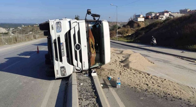 Sultangazide tuz yüklü tır yola devrildi: 1 yaralı