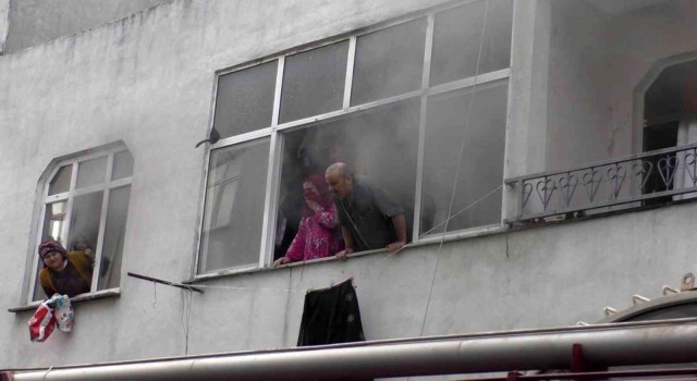 Sultangazide yangında can pazarı: Mahsur kalanlar vinçle kurtarıldı