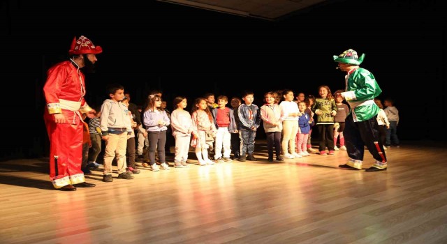 Suluovalı çocuklar Hacivat ve Karagöz ile eğlendi