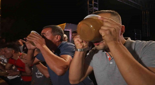 Tahin yeme yarışmasından renki görüntüler