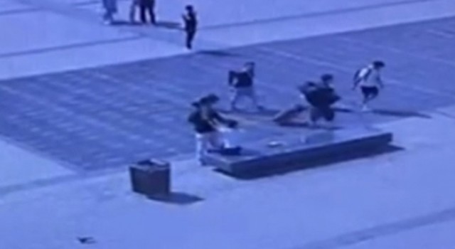 Taksim Meydanında önce darp, sonra gasp kameraya yansıdı