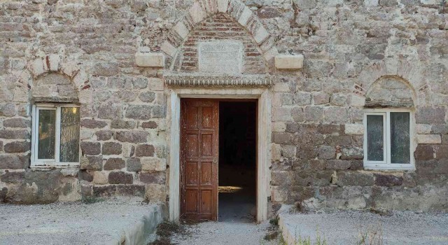 Tarihi camideki plastik pencereler, İHAnın haberinden sonra söküldü