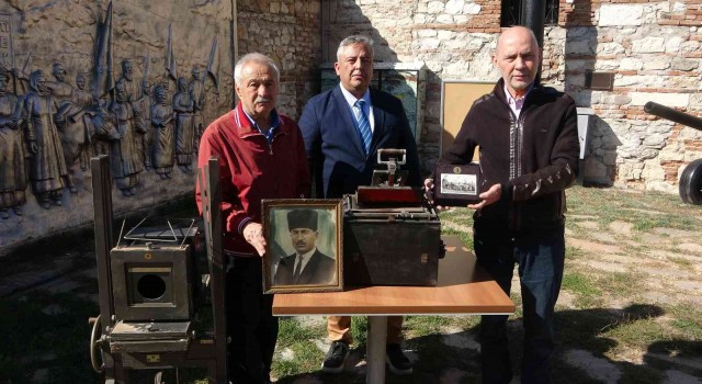 Tarihi fotoğraf makinesi Uşak Kent Müzesine hediye edildi